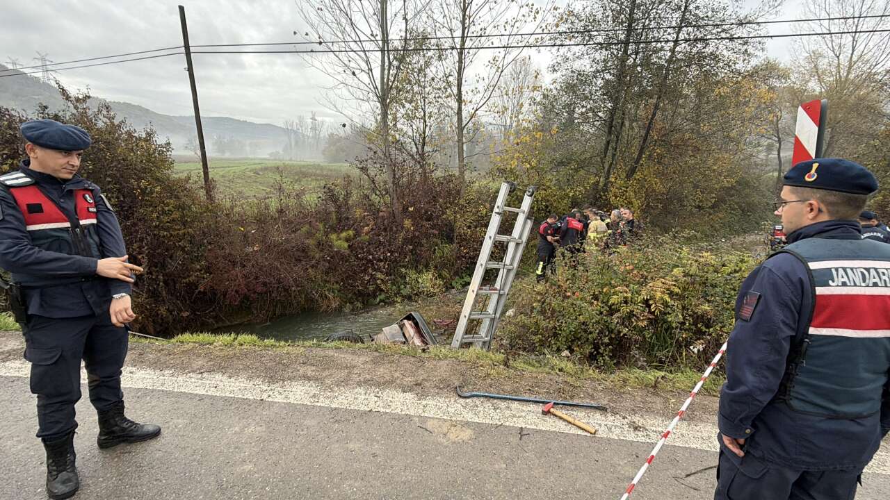 Dereye uçan araçtaki karı koca boğularak can verdi 4